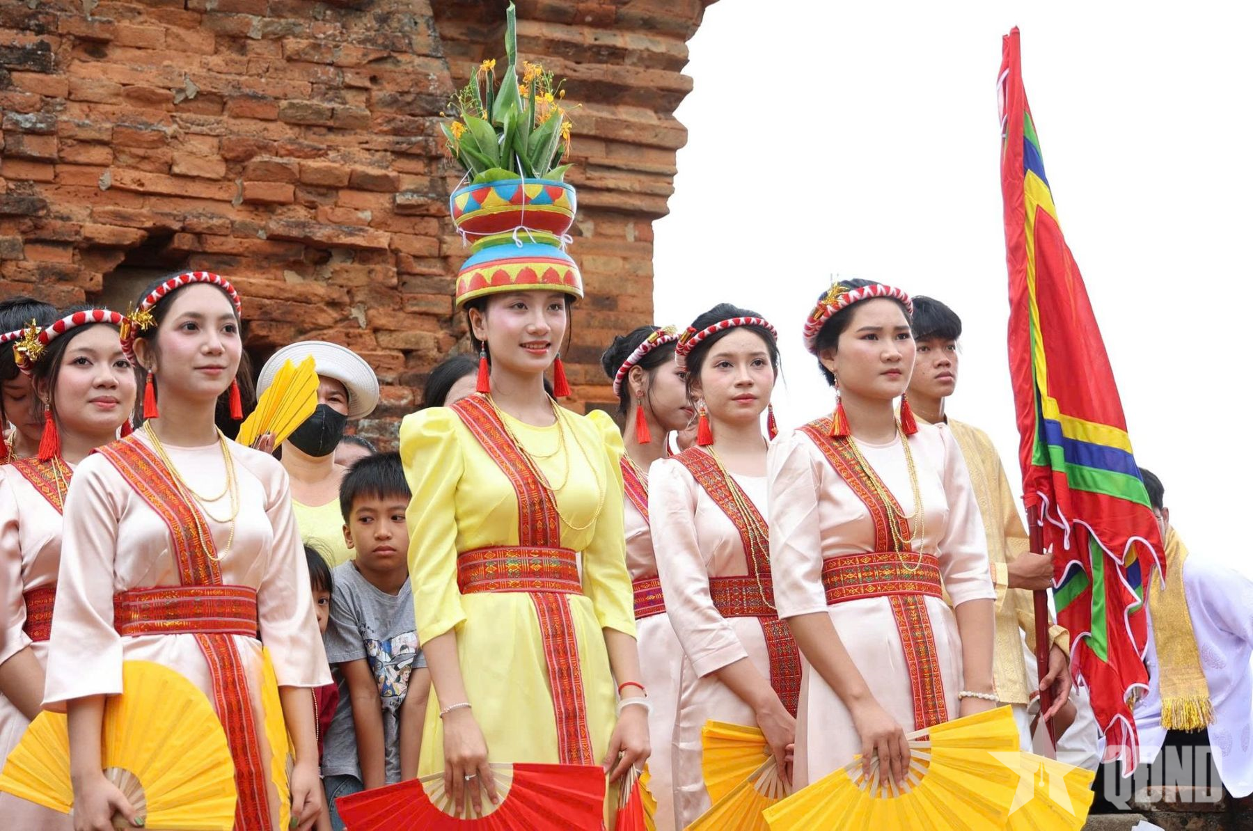 Đông đảo người dân và du khách về dự Lễ hội Katê